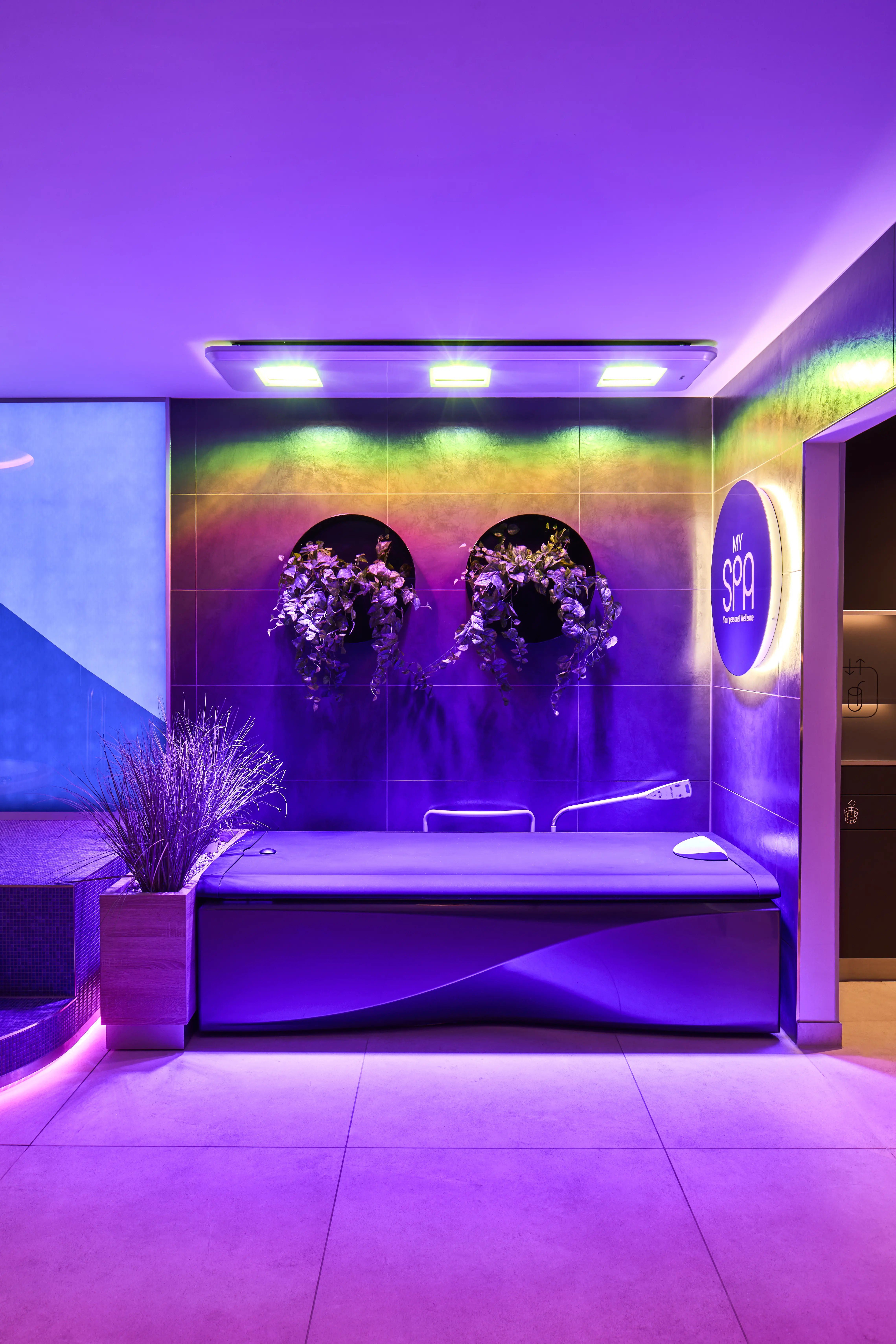 Echtbild einer Wellzone, die zur Wassermassageliege und dem angeschalteten Spa-Sunlight gerichtet ist