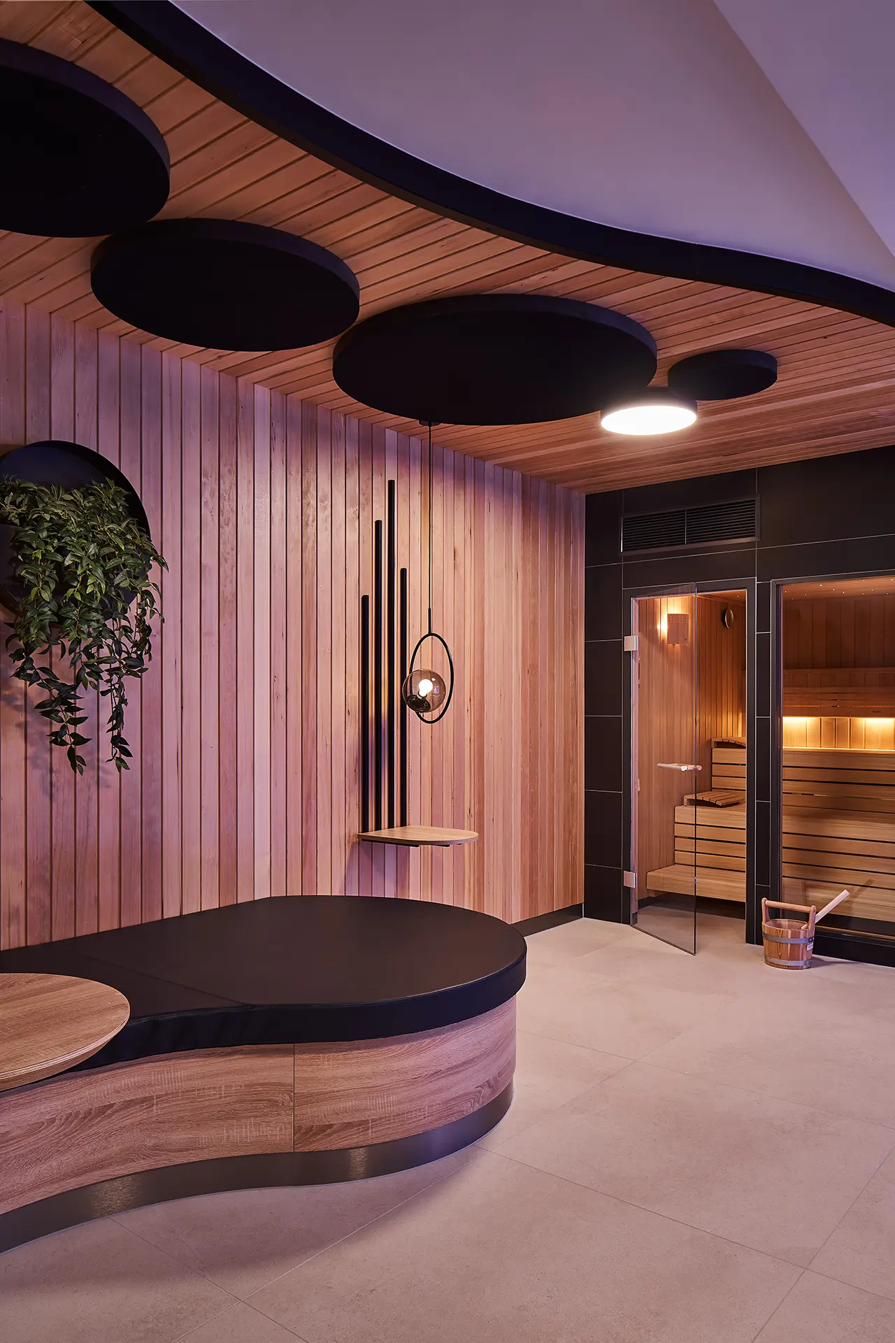 Echtbild einer Classic-Wellzone mit Blick auf die Relaxlounge und Sauna