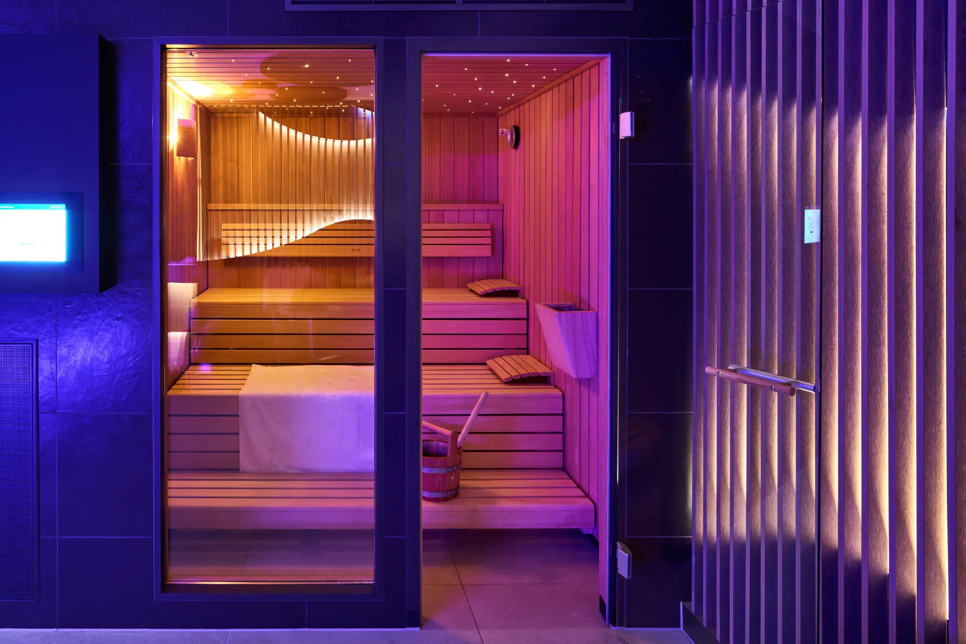 Blick auf die finnische Sauna in der MySpa Exclusive Select Wellzone