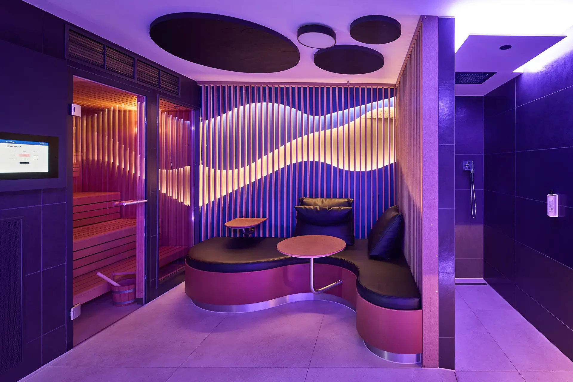 Echtbild einer Premium-Wellzone mit der Dusche, Relaxlounge und Sauna auf einen Blick